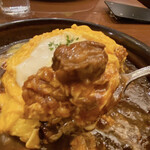 Tamago To Watashi - ビーフシチューを乗っけて食べると…( ﾟДﾟ)ｳﾏｰｲ！
                        ビーフは2個しかないけど、
                        ゴロッとしててとっても柔らか～い。
