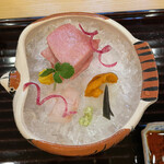 日本料理 いなだ - スズメの器。中トロ・イカ・うに。