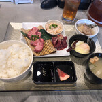 炭火焼肉と炉端 康 - えらべる焼肉ランチ¥1350、厚切りタン、ハラミ、上シロを選択