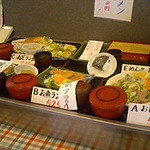 おおつき - お店の入口のところに525円メニューのその日の内容がわかるようになっています