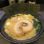 松壱家 - 醤油(豚骨)並 830円 味玉 110円