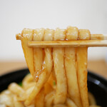 エリントン - 太いうどんはもちもちと甘辛いタレを和らげつつおいしさを膨らませてくれます。