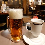 Bikkuri Donki - ドンキーハウスビール樽生大サイズ(990円)とホットウーロン茶(310円)