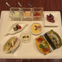 エンパイア・グリル - “イヤーエンド ＆ ニューイヤー” エンパイア・グリル・ランチ　アペタイザー （セロリアークのムース，マグロとオリーヴのマリネ，コールドビーフと根菜のピクルス，生ハムと百合根のフラン） ＆ ミニタコス （フィッシュフリッター，スパイシーチキン，チリコンカン）　(2022/12) 