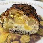 ブーランジェリー スドウ - さつま芋の角切りが詰まったハードパン