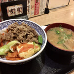 吉野家 - 牛すき丼、豚汁