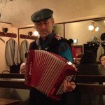 ヌガ - アコーディオンの生演奏