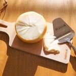CHEESE & MORE - チーズスライサーで削ぐようにしてカットします