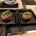 焼肉みゆき苑 - レアハンバーグステーキ・鉄板の上で更にに焼きます♪