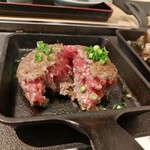 焼肉みゆき苑 - 両面焼いて2等分にします・中はほとんどレアです♪