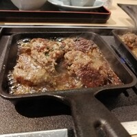 焼肉みゆき苑 - 更に4等分にして和風ソースを回しかけ少し煮込みます～焼き過ぎない方が美味しいです…何故かと言うと隣のスキレットは焼きすぎて固くなってイマイチだと言ってましたから♪