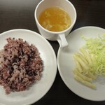 Yappari Suteki - サラダ（千切りキャベツ・マカロニ）・卵スープ・ご飯（黒飯）