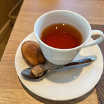 Dining EMI - 黒がねのマドレーヌ付き紅茶
