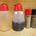 ラーメン 三亀 - 酢、醤油、胡椒