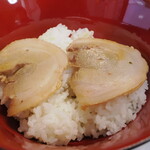 ラーメン 三亀 - ご飯にチャーシュー