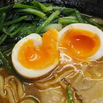 ラーメン 三亀 - 味玉断面