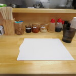 ラーメン 三亀 - 卓上