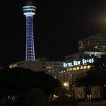 ラーメン 三亀 - ヨルノヨ（マリンタワー：展望台2階のディスプレイとサーチライト）