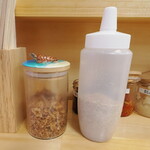 ラーメン 三亀 - フライドオニオンとすりごま