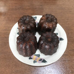 スギモト菓子店 - カヌレ　下のお皿はお気に入りの高橋由紀子さんの練り込み