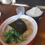 博多らーめん 大晏 - とんこつしょうゆ（細麺）とご飯（大）