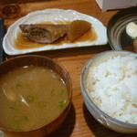 うち家 - 本日のランチ（赤魚の煮つけ、ご飯大盛、味噌汁