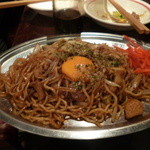 ます家 上野店 - ホルモン焼きそば