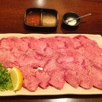 焼肉 久楽 - タンセット(厚切りタン＆特上塩タン)
            メニューには無いのですが、厚いのも薄いのも食べたい！という欲張りに大将が応えて下さり、人数に合わせて盛り合わせて下さいます♪
            タン刺でも食べれるのでサッと炙って❤