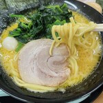 横浜家系ラーメン 若虎家 - 醤油ラーメン＋ほうれん草増量