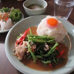 Soi Gapao - シェフの気まぐれランチ(豚肉と空心菜のピリ辛炒め)