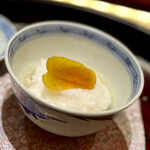 一心鮨 光洋 - ❷白甘鯛、唐墨
      〜白甘鯛のお鮨に擦り下ろした聖護院かぶらと塩気を加えた自家製の唐墨で。ふわとろのかぶらは正月らしい雰囲気が白甘鯛と唐墨の相性も良い塩梅♫