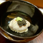 一心鮨 光洋 - ❺白子寿司　
      〜丸々としたプルンプルンの虎河豚の白子を軽く焼き目を入れて酢飯にのせて、仕上げは宮崎特産に育てつつある宮崎産キャビアをのせて、岩塩と山葵で。とろっとろの白子はもはや極楽至極。