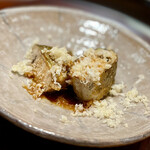 一心鮨 光洋 - ❸子持ち落鮎の煮付け
      〜霧島山系の天降川の子持ち落鮎はお腹がパンパン。甘目に煮付られ山山葵を削ってパンチが効いてる。