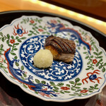 一心鮨 光洋 - ❼寒鰤
      〜富山産の寒鰤を軽く漬けにしてから、しっかり焼き上げた逸品。パサつき易い寒鰤は焼き上げてもジューシーで焦げ目がつくくらいしっかり焼くと香ばしく美味い。