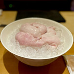 一心鮨 光洋 - 丸々としたプルンプルンの虎河豚の白子。軽く焼き目を入れて酢飯にのせて、仕上げは宮崎特産に育てつつある宮崎産キャビアをのせて、岩塩と山葵で。とろっとろの白子はもはや極楽至極。