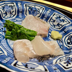 一心鮨 光洋 - ❹お造り
      〜炙った20kgアラ、5kgの厚みある平目の縁側に完熟したオレンジ色のヘベスをたっぷりかけて、黄身ポン酢と山葵醤油で。ぷりっぷりのアラと少し寝かせた平目はもちもちとした食感に旨味が凝縮。