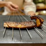 一心鮨 光洋 - 富山産の寒鰤を軽く漬けにしてから、しっかり焼き上げた逸品。パサつき易い寒鰤は焼き上げてもジューシーで焦げ目がつくくらいしっかり焼くと香ばしく美味い。