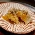 一心鮨 光洋 - ❻伊勢海老
      〜これまたぷりっぷりの伊勢海老を軽く揚げて、馬糞雲丹に絡ませ、削った白トリュフで香りづけ。伊勢海老の火入れが生っぽく絶妙な好みの仕上がり。