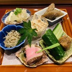 Maniwa - 肴物 :
                        ・鯵の玉葱南蛮漬け
                        ・鶏ごぼう味噌のもろきゅう
                        ・ちりめん山椒炊き
                        ・鴨のロース煮
                        ・牛蒡の土佐炊き
                        ・えのき茸梅干し煮