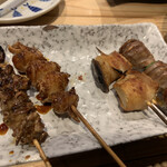 Yakitori To Sakana To Nabe Yakitori No E-Su - こころ、にんにく鶏皮巻き、エリンギバター、砂ずり