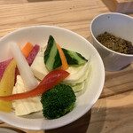 焼鳥と魚と鍋 焼鳥のえーす - お通しのバーニャカウダ