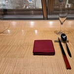 スーツァン・レストラン陳 - 窓越しに調理風景が見えるカウンター席です。