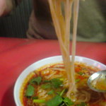 モンティー - トムヤムクン麺を　こうやって　すすると　むせります！