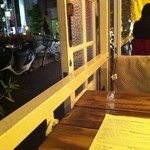 Smoke & Vegetable Bistro SARU - 歩道スレスレのテラス席。