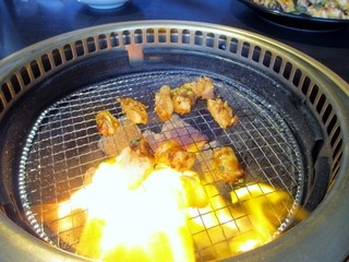 Sumibiyakiniku Seikouen - 焼肉は炭火で焼くので遠赤外線効果でとっても美味しい焼肉が焼き上がります、丸腸から出た脂で炎が上がってました・