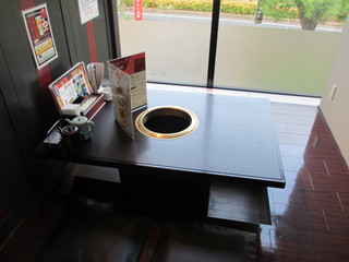 Sumibiyakiniku Seikouen - 靴を脱いで店内に入ると私達夫婦は掘りごたつ式のテーブルのある個室感覚の席に座って食事をさせていただきました。
                        