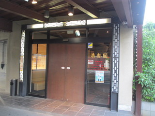 Sumibiyakiniku Seikouen - 一階の駐車場に車を停めて２階のレストランに上がります。
                        