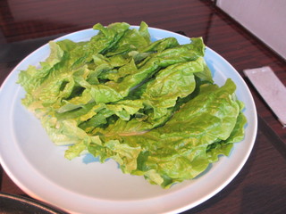 Sumibiyakiniku Seikouen - セットには焼き野菜かチシャが選べましたが私達はチシャを選んでみました。
                        