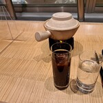 スーツァン・レストラン陳 - 四川飯店伝統の麻婆豆腐を入れた土鍋、コーラ、お冷とのベストショットです。