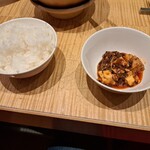 スーツァン・レストラン陳 - 白いご飯と、四川飯店伝統の麻婆豆腐です。